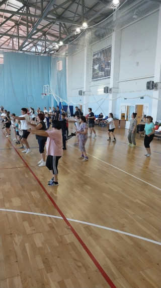 В спортивно- оздоровительном комплексе "Каширский" прошла зарядка для населения. В спортивно- оздоровительном комплексе "Каширский" прошла зарядка для населения.